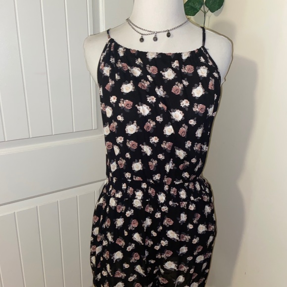 Q Floral Romper. - Picture 3 of 3